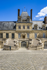 France, Seine-et-Marne (77), Fontainebleau, chateau de Fontainebleau, classé Patrimoine Mondial par l'UNESCO, Cour du Cheval blanc, escalier du Fer-à-cheval réalisé en 1550 par Philibert Delorme puis refait entre 1632 et 1634 par Jean Androuet du Cerceau, il est composé de deux monumentales volées chantournées parallèles de 46 marches