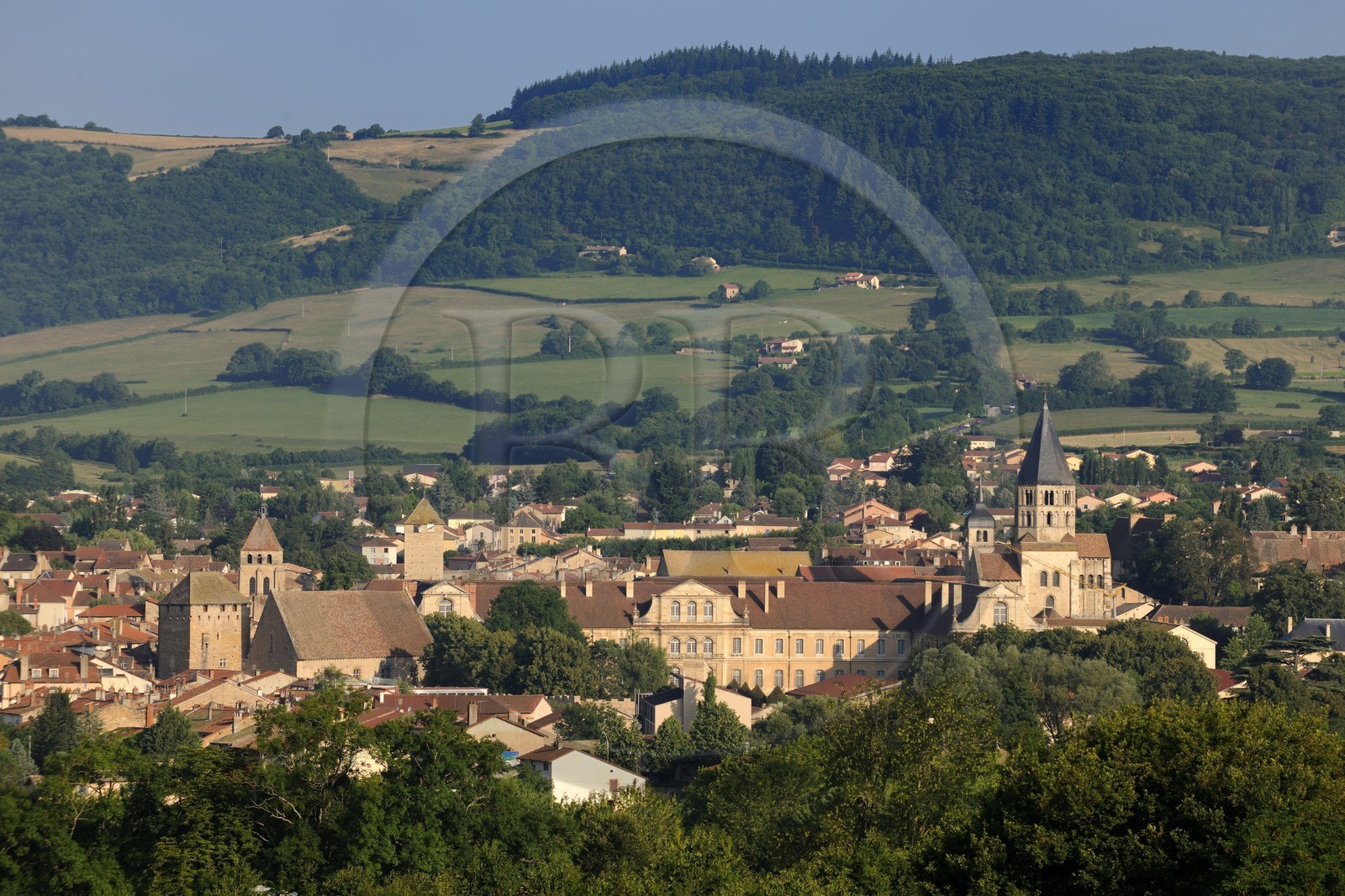 France, Saône et Loire (71), Cluny, ancienne abbaye avec le clocher de l'eau bénite qui domine la ville