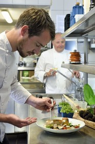 France, Charente (16), Bourg-Charente, restaurant La Ribaudière 1 étoile Michelin, le chef étoilé Thierry Verrat et son fils Julien, préparation du suprême de volaille de Barbezieux en 2 cuissons, confit et grillé au bois de barrique