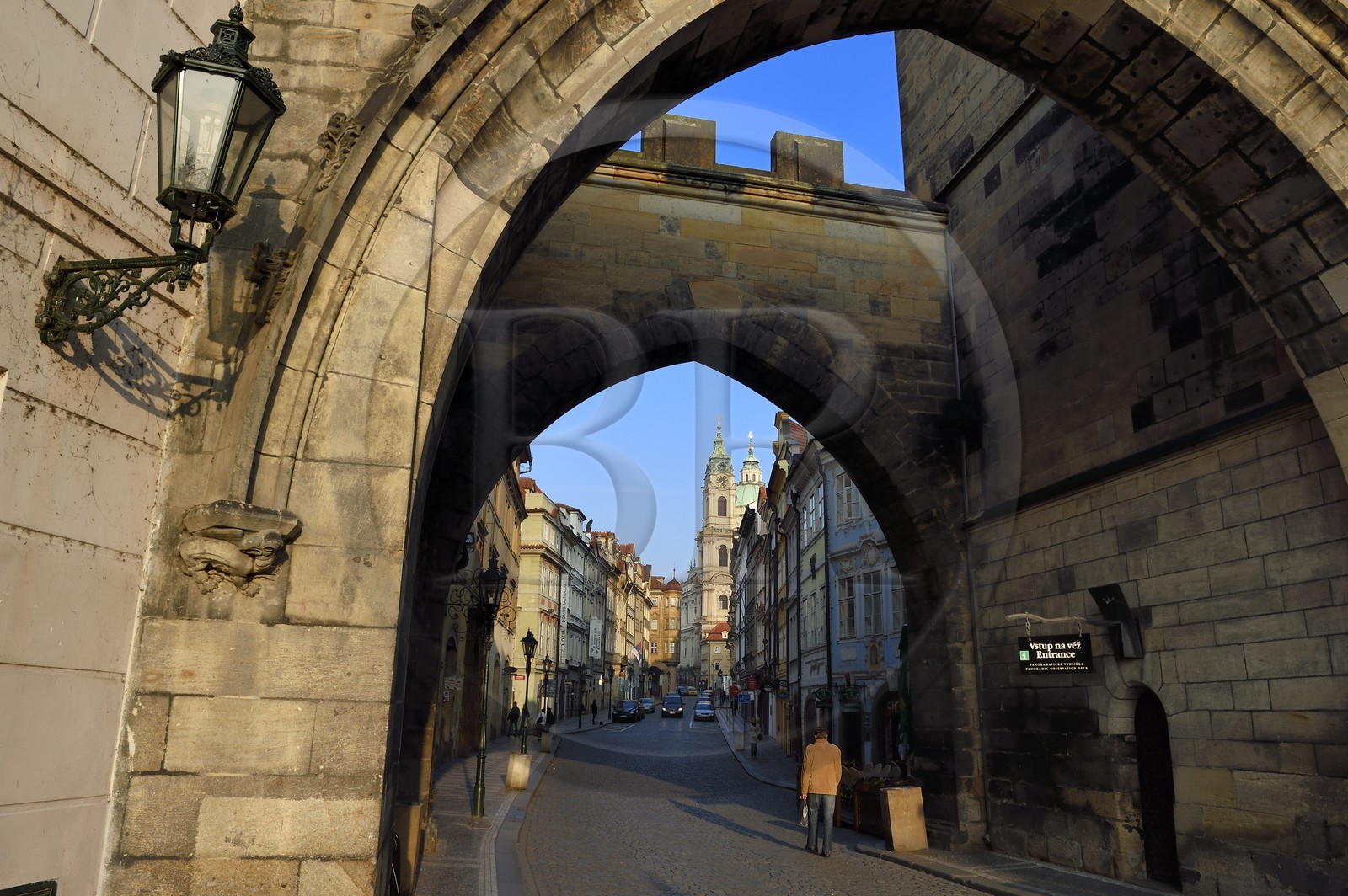 République Tchèque, Prague, centre historique classé Patrimoine Mondial de l' UNESCO, les arches de la tour gothique à l'entrée du pont Charles du côté du quartier de Mala Strana et l'église Saint Nicolas (Sv. Mikulàse)