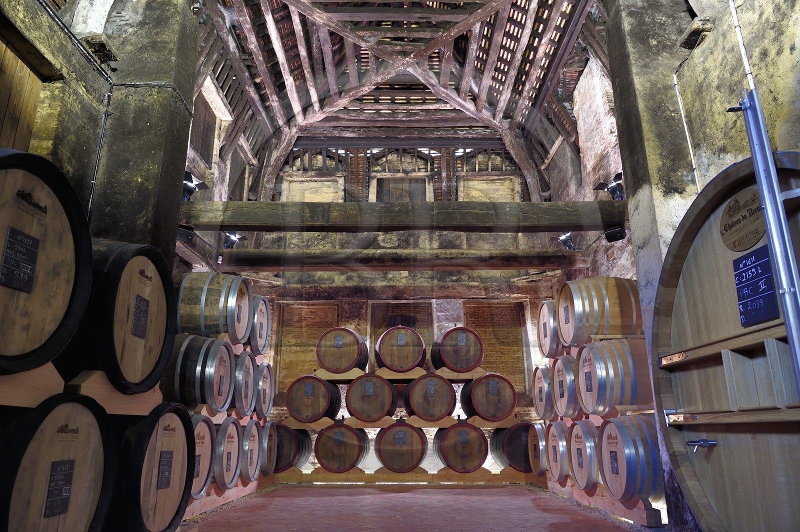 France, Calvados (14), Pays d'Auge, Le Breuil-en-Auge, Chateau du Breuil producteur de Calvados AOC Pays d’Auge, tonneaux dans les chais de vieillissement