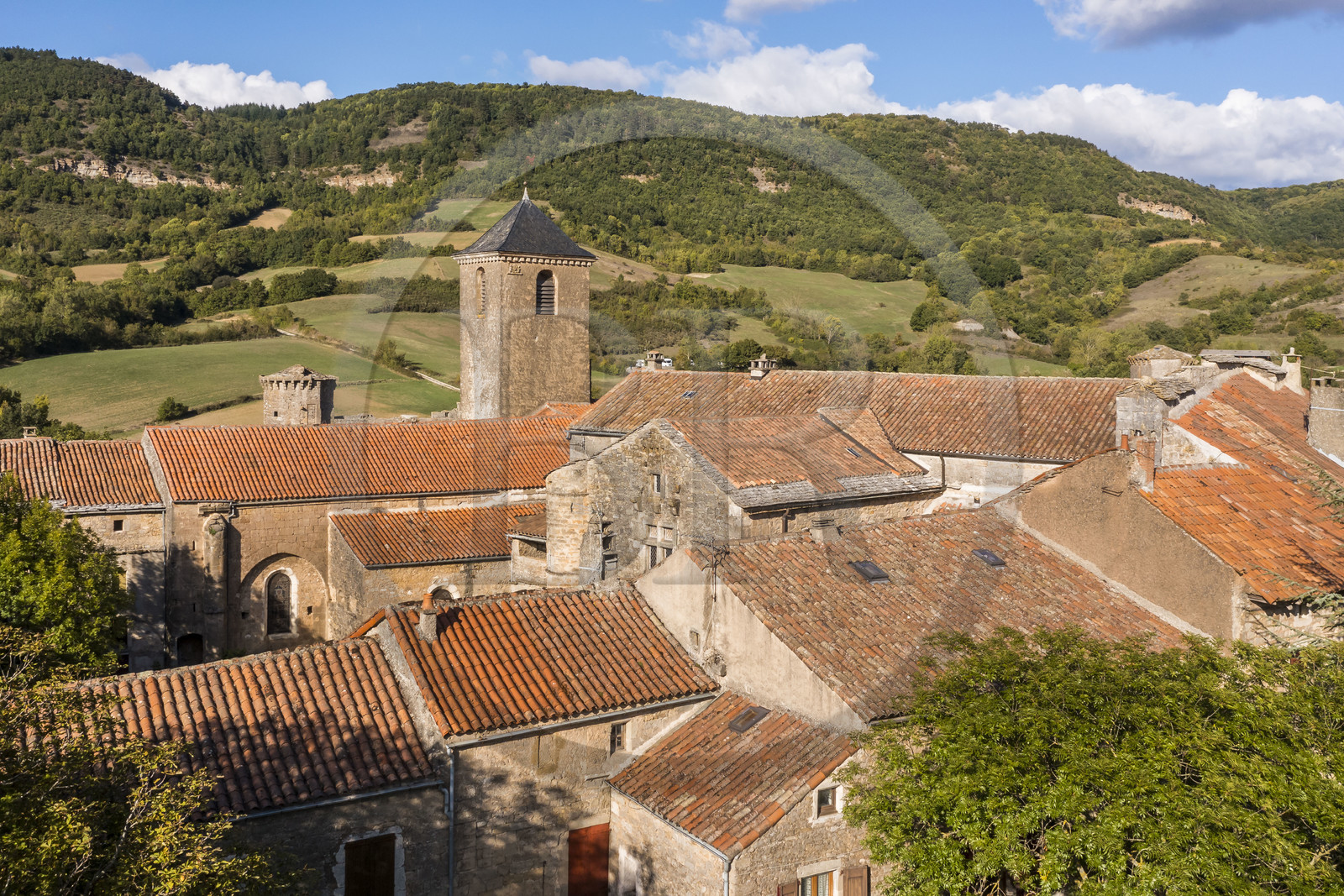 France, Aveyron (12), Causses et les Cévennes, paysage culturel de l'agro-pastoralisme méditerranéen, classés Patrimoine Mondial de l'UNESCO, Sainte-Eulalie-de-Cernon, la Commanderie Templière puis commanderie hospitalière de l'ordre de Saint-Jean de Jérusalem au prmier plan(vue aérienne)