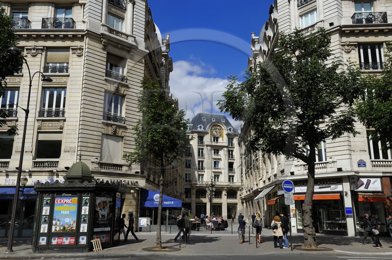 France, Paris (75), rue des Italiens, immeuble à l'immense cadran d'horloge ancien siege du journal Le Monde et avant lui Le Temps