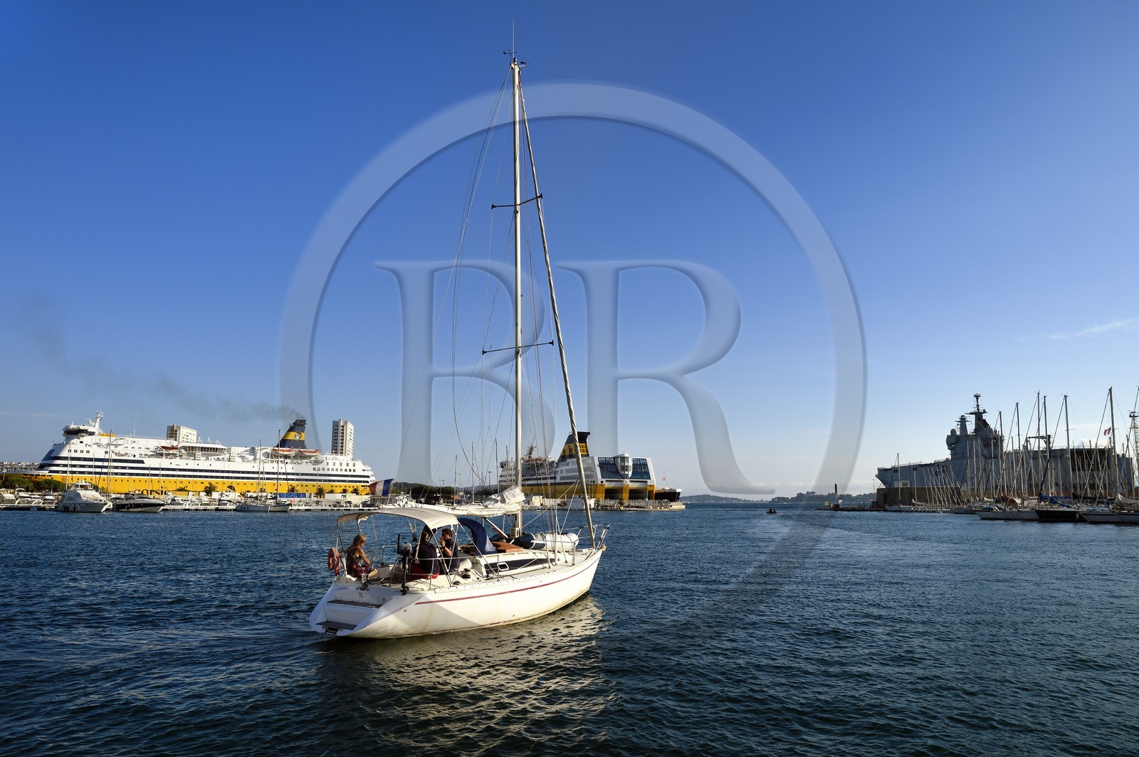 France, Var (83), Toulon, sortie du port d'un voilier, deux bateaux de Corsica ferries et le Dixmude (L9015) de la Marine Nationale de la classe Mistral en arrière plan