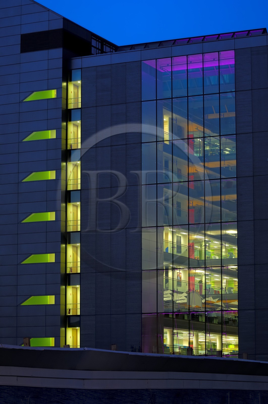 Irlande, Comté de Dublin, Dublin, nouveaux immeubles de bureaux sur North Wall Quay dans les docks réhabilités en bordure de la rivière Liffey