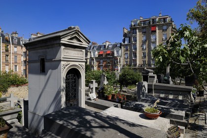 France, Paris (75), Butte Montmartre, le cimetière Saint Vincent entouré d'immeubles