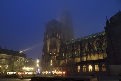 France, Bas-Rhin (67), Strasbourg, centre historique classé Patrimoine Mondial de l'UNESCO, place du Chateau, marché de Noël (Christkindelsmarik) au pied de la Cathédrale Notre Dame