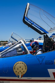 France, Bouches-du-Rhône (13), Salon-de-Provence, base aerienne 701, base de la Patrouille de France (PAF pour Patrouille acrobatique de France) de l'Armée de l'air et de l'espace française, derniers préparatifs du pilote pour le vol à bord de son avion Alphajet