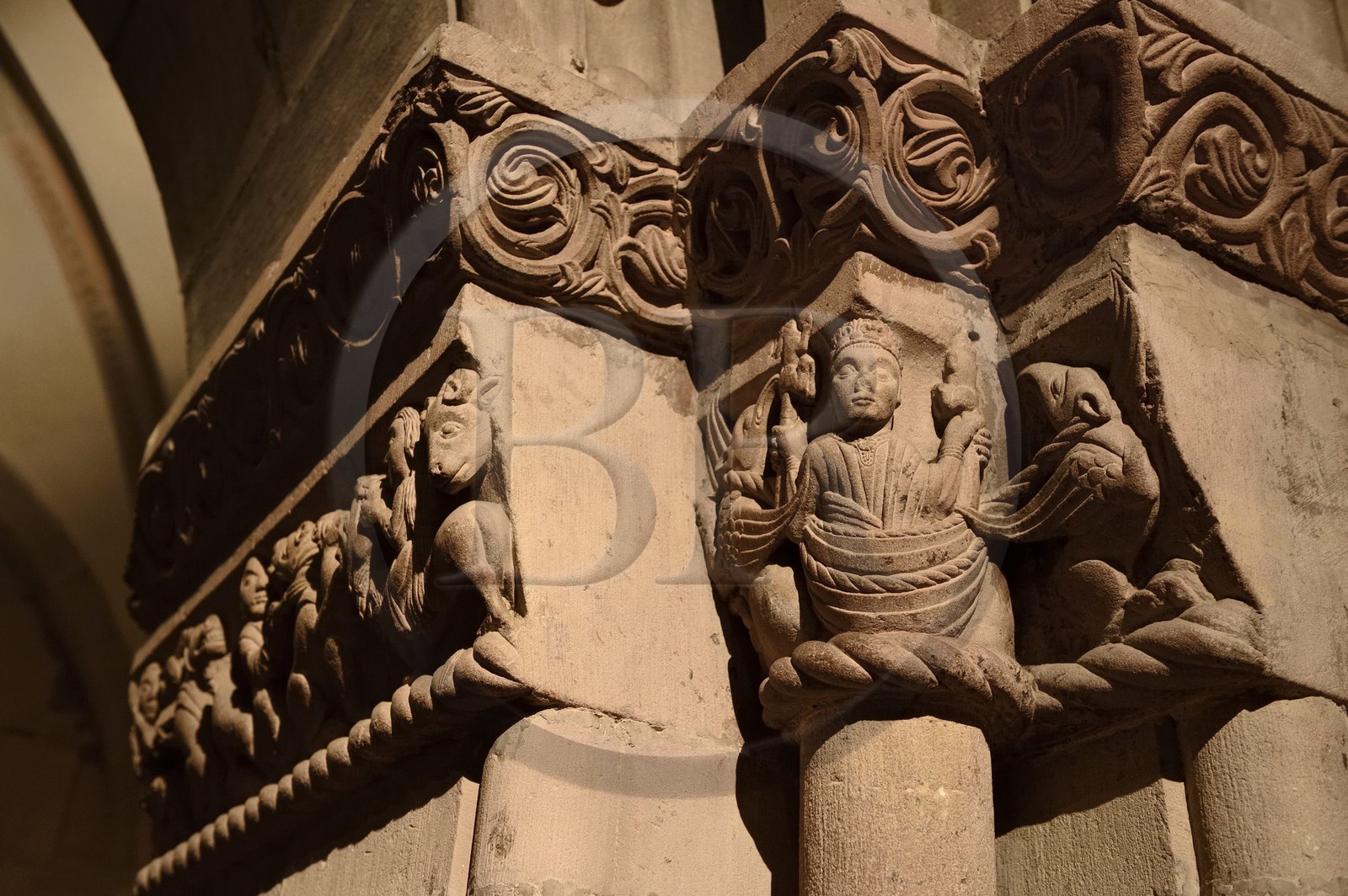 Allemagne, Bade-Wurtemberg, Fribourg en Brisgau, la cathédrale (Munster), chapiteau roman représentant Alexandre le Grand