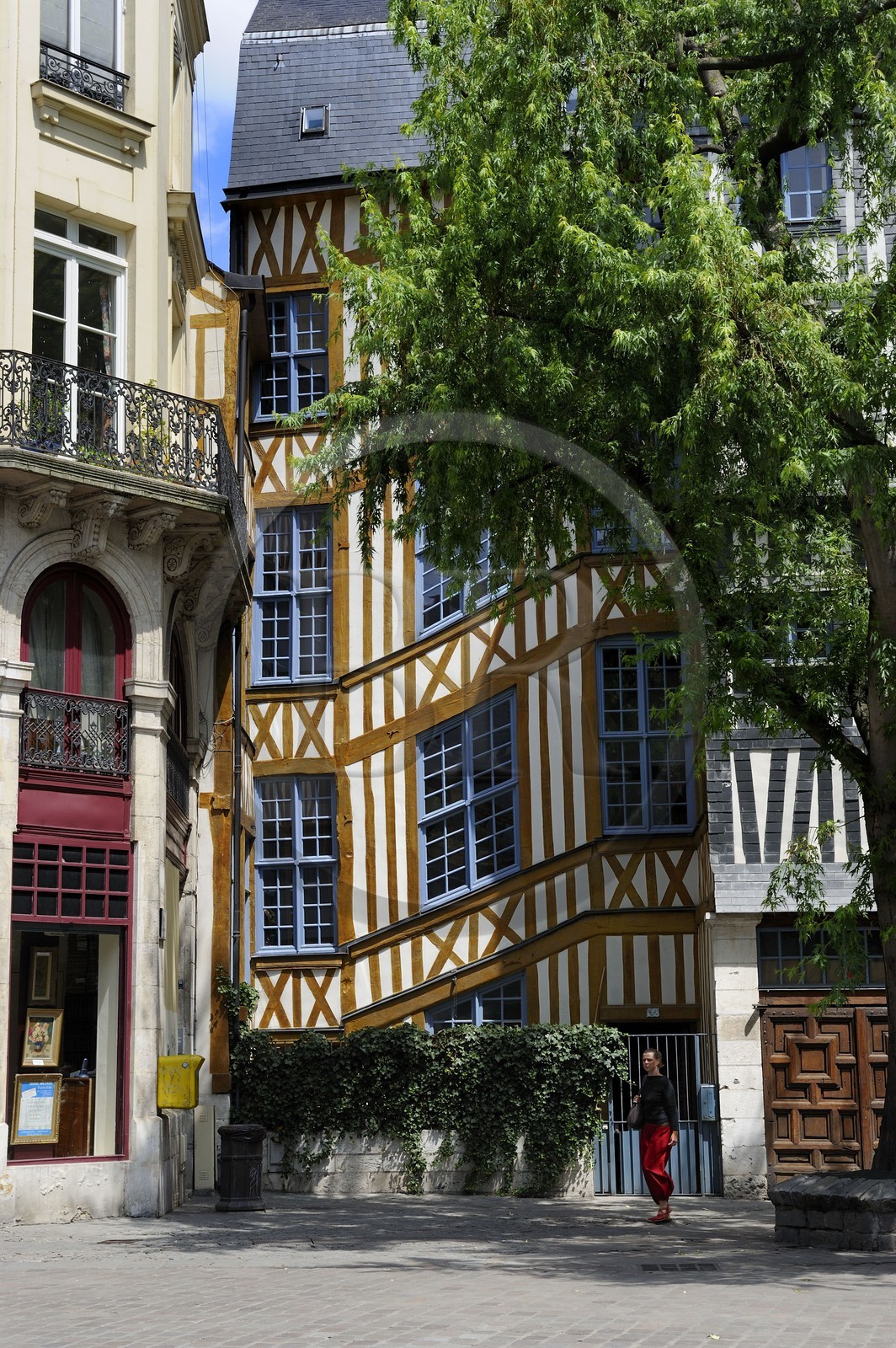 France, Seine Maritime, Rouen, B&B the House Who Leans on the place Barthelemy in an old half-timbered house