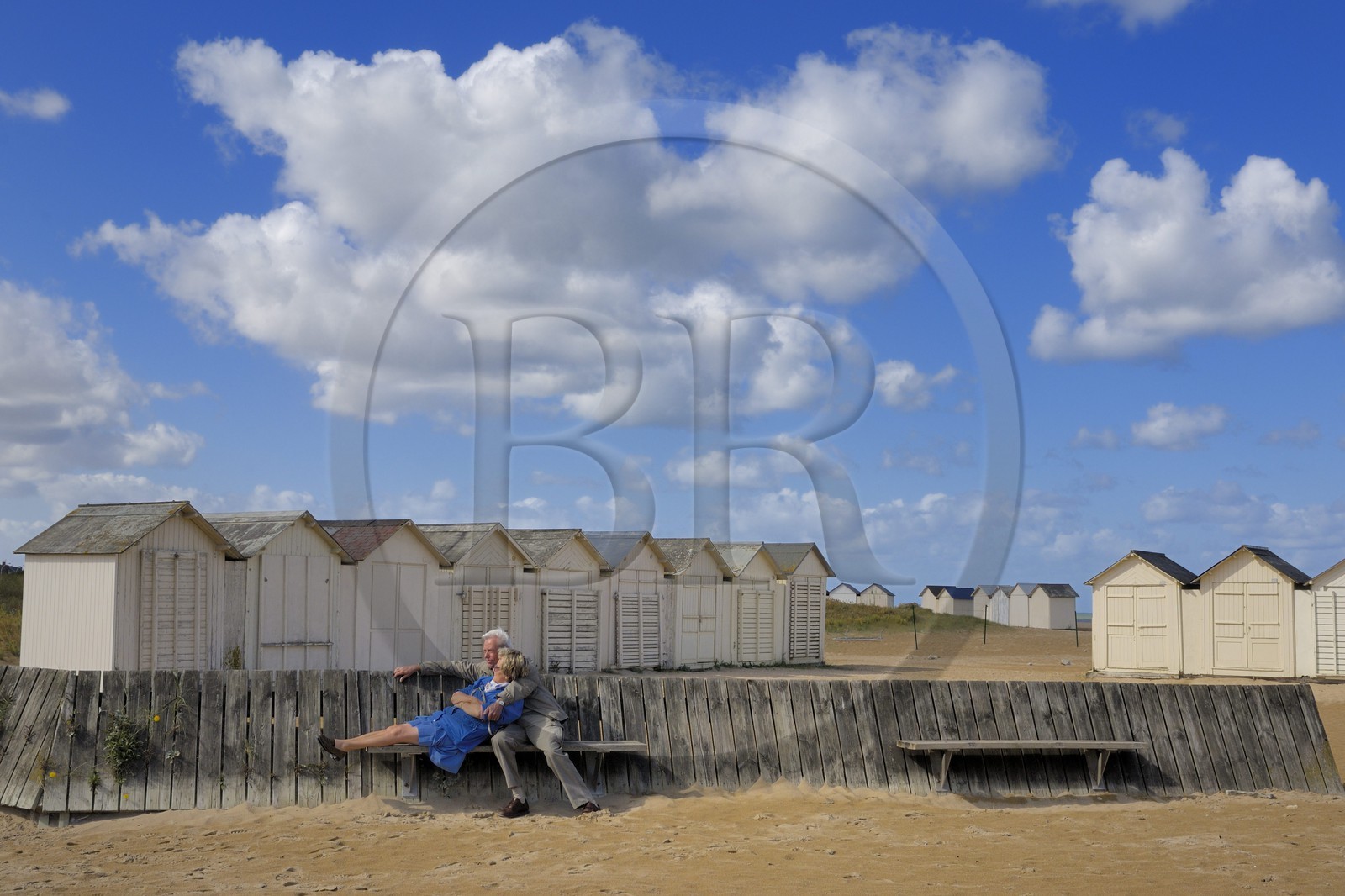 France, Calvados (14), Côte de Nacre, Ouistreham, Riva-Bella, amoureux devant les cabines sur la plage