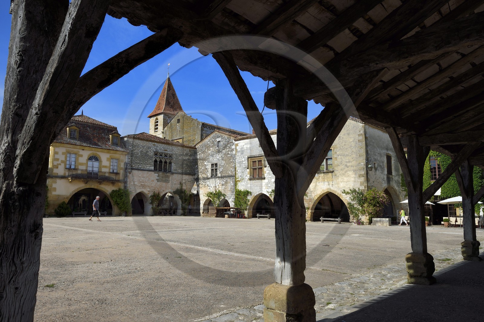 France, Dordogne (24), Périgord Pourpre, Monpazier, labellisé Les Plus Beaux Villages de France, la halle sur la place des Cornières au coeur du village