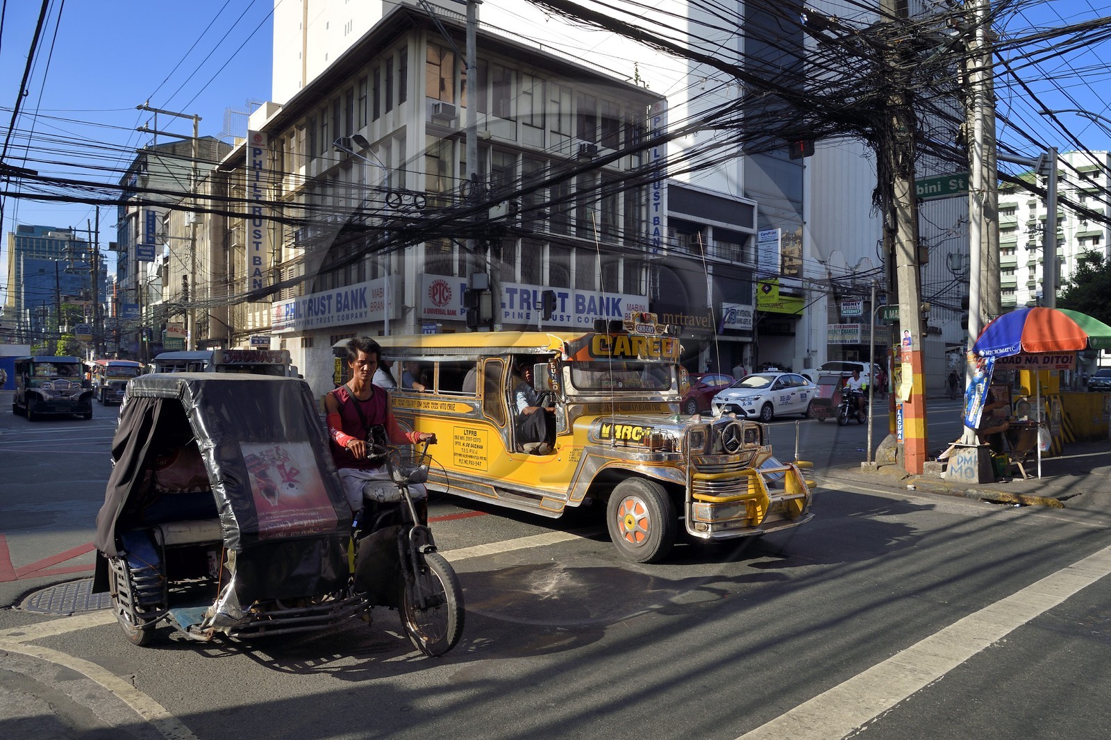 Philippines, Ile de Luzon, Manille, quartier Ermita,  jeepney (jeep allongée pour le transport de passagers)