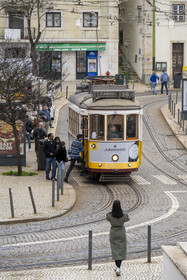 Portugal, Lisbonne, quartier de l'Alfama, tramway (electricos) à Largo das Portas do Sol, la ligne 28 est la plus célèbre et la plus pittoresque