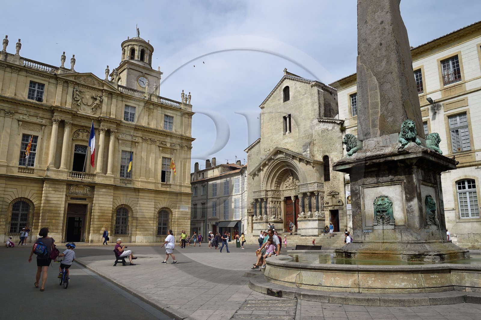 France, Bouches-du-Rhône (13), Arles, place de la République, tour de l'Horloge de l'Hôtel de Ville, fontaine de l'obélisque, et l' église Saint-Trophime du XIIe-XVe siècle, classée Patrimoine Mondial de l'UNESCO