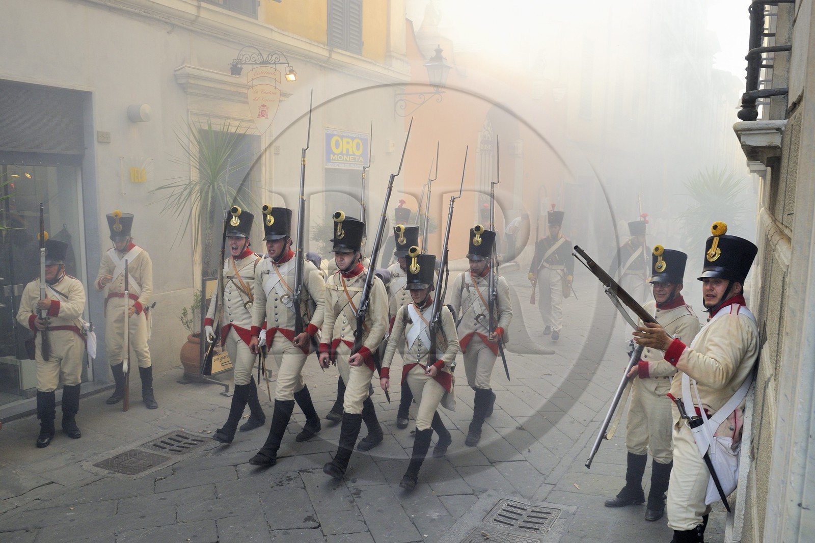 Italie, Ligurie, Sarzana, Napoleon Festival, soldats autrichiens faisant feu sur l'ennemi dans la Via Mazzini rue principale de la vieille ville