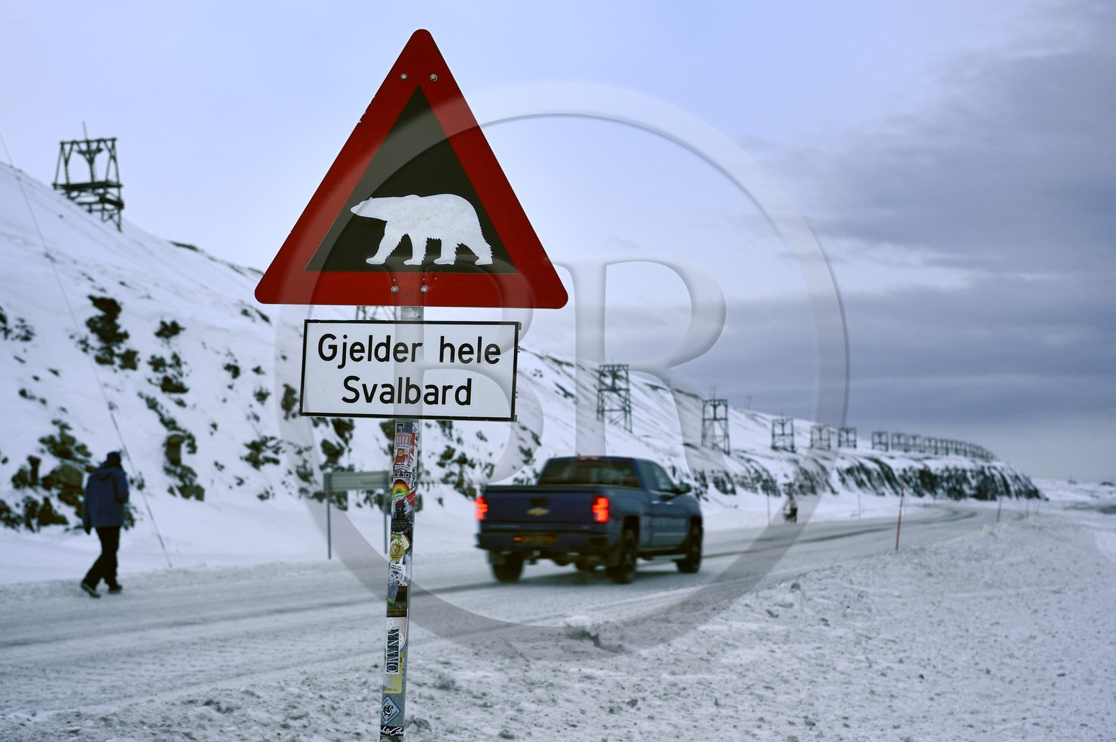 Norvège, Svalbard, Spitzberg, Longyearbyen, panneau de signalisation de danger potentiel de présence d'ours blanc, Gjelder hele Svalbard s'applique à tout le Svalbard