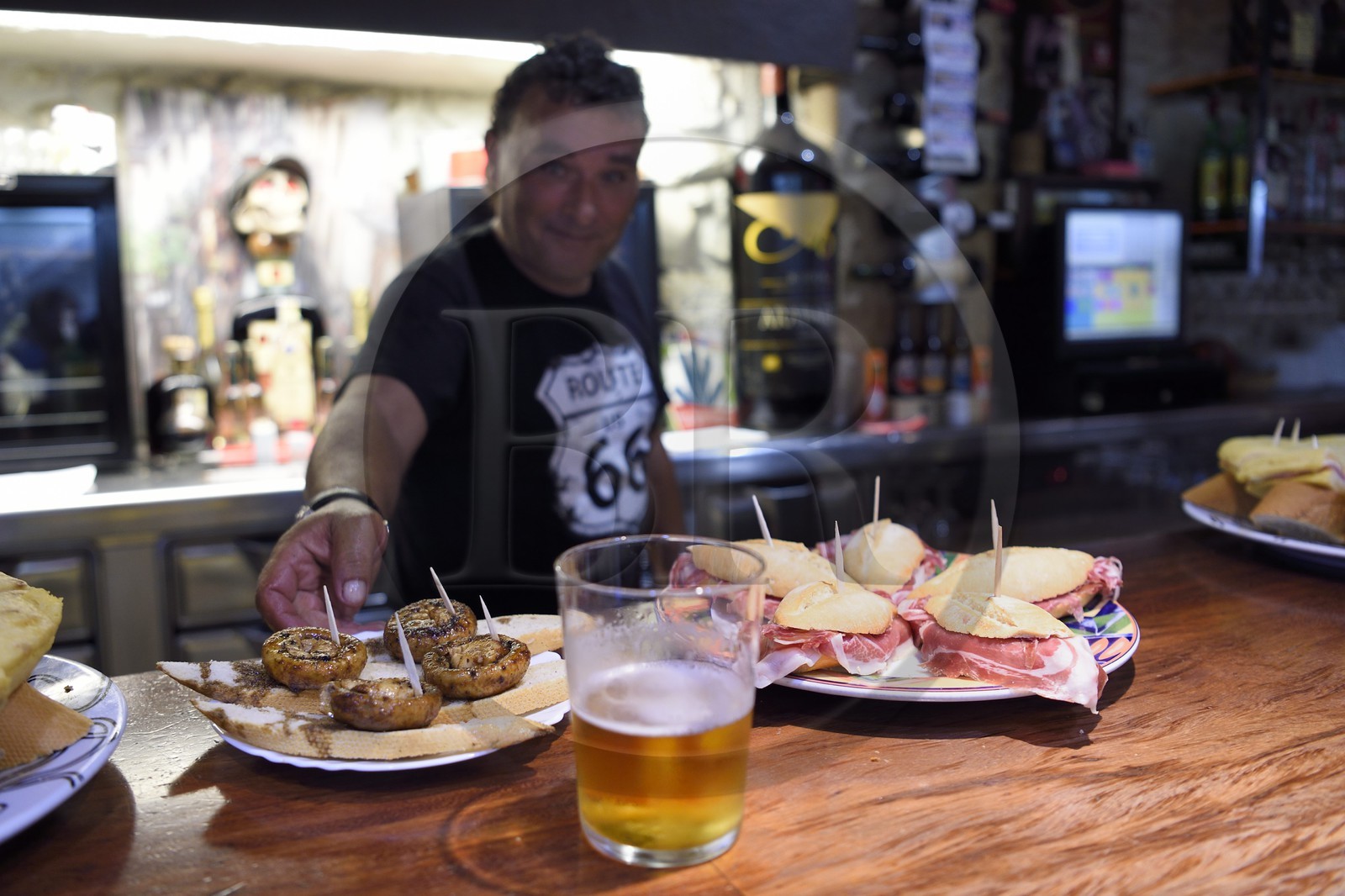 Espagne, Pays basque espagnol, Biscaye, Bilbao, pintxos de champignons au Bar Motrikes