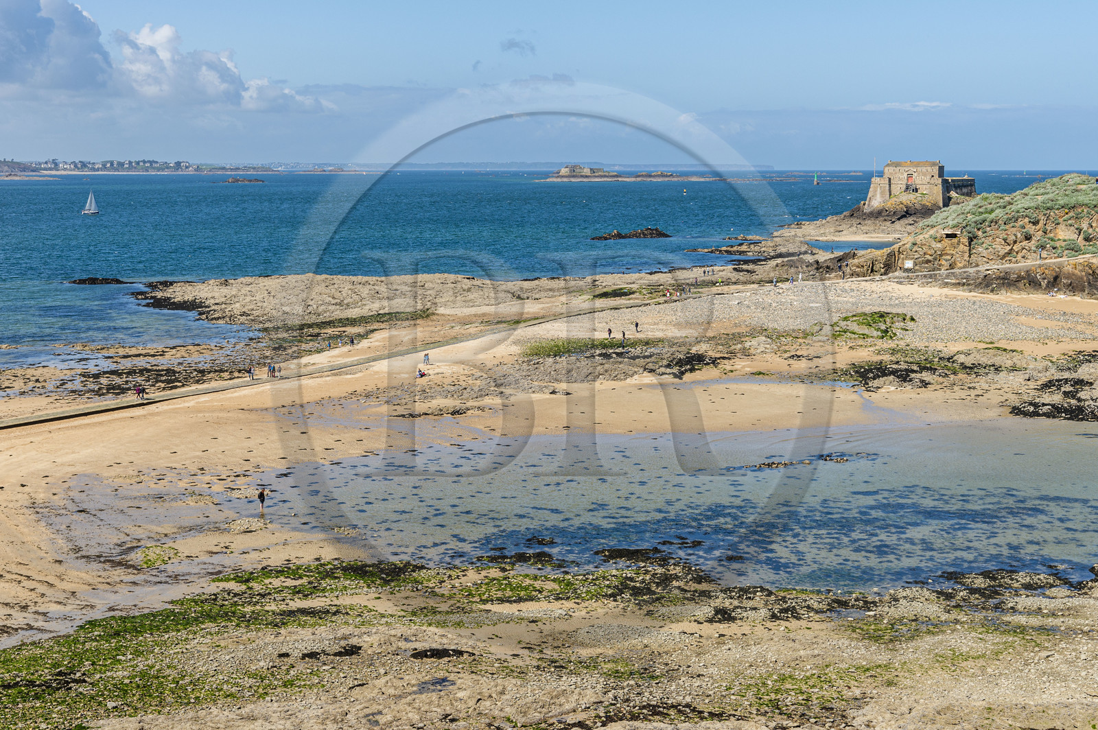 France, Ille-et-Vilaine (35), Côte d'Emeraude, Saint-Malo, Fort conçu par Vauban de l'île rocheuse Petit-Bé en arrière de Grand-Bé, à marée basse