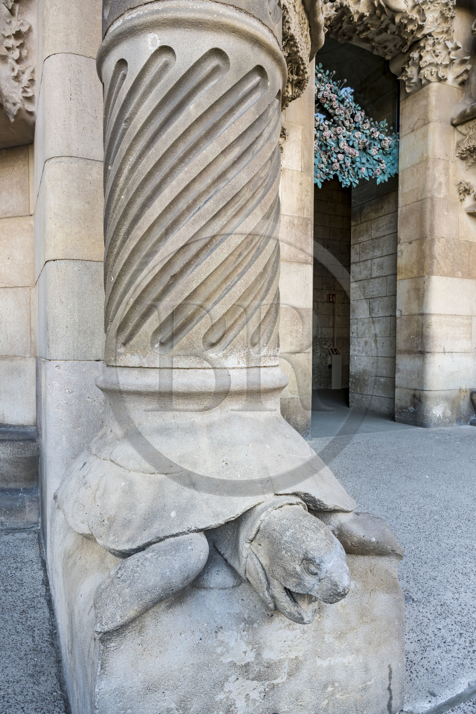 Espagne, Catalogne, Barcelone, quartier de l'Eixample, basilique de la Sagrada Familia de l'architecte du modernisme catalan Antoni Gaudi classée Patrimoine Mondial de l'UNESCO, tortue soutenant une des colonnes de la porte de la Charité