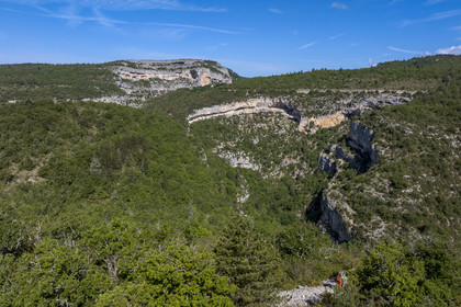 France, Vaucluse (84), Parc naturel régional du Mont Ventoux, Monieux, Gorges de La Nesque, randonneurs sur les hauteurs face au barres rocheuses