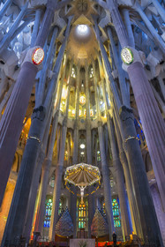 Espagne, Catalogne, Barcelone, quartier de l'Eixample, basilique de la Sagrada Familia de l'architecte du modernisme catalan Antoni Gaudi classée Patrimoine Mondial de l'UNESCO, le chœur, le ciborium, la coupole et la lucarne centrale à 75m de haut Spain, Catalonia, Barcelona, Eixample district, Sagrada Familia basilica by Catalan modernist architect Antoni Gaudi, listed as a UNESCO World Heritage Site, the choir, the ciborium, the dome and the central skylight at 75m high