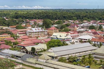 France, Guyane, Saint-Laurent-du-Maroni en bordure de la forêt, l'avenue du Lieutenant-Colonel Chandon sur laquelle se trouve notamment la mairie, l'ancienne banque centrale ou encore l'église Saint-Laurent-du-Maroni (vue aérienne)