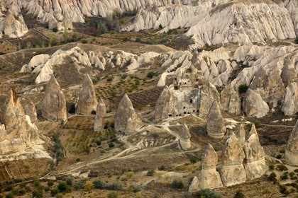 Turquie, Anatolie Centrale, province de Nevsehir, Cappadoce classée Patrimoine Mondial de l'UNESCO, église troglodytique de Göreme (vue aérienne)