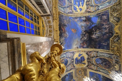 France, Yvelines (78), château de Versailles, classé Patrimoine Mondial de l'UNESCO, Galerie des Glaces, architecte Jules Hardouin-Mansart (1678 - 1684), détail du plafond
