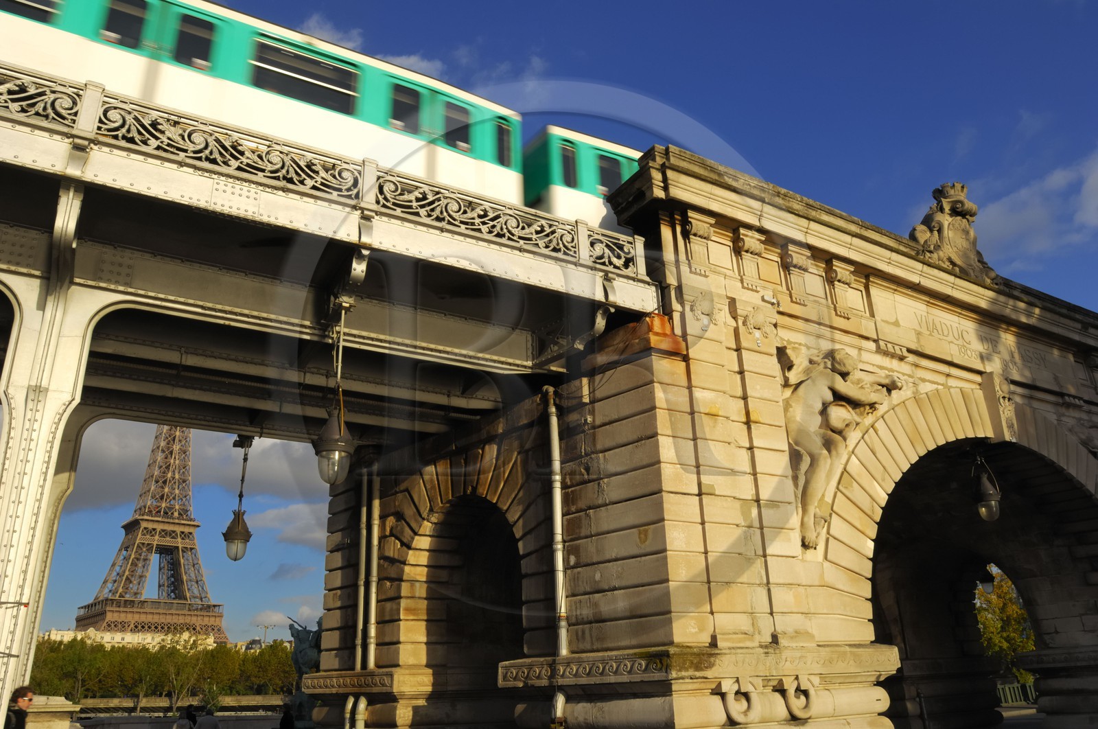 France, Paris (75), le metro sur le pont de Bir-Hakeim et la Tour Eiffel