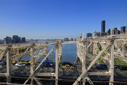 Etats-Unis, New York, Manhattan, Upper East side, le Queensboro Bridge qui rejoint Roosevelt Island au dessus de l'East River