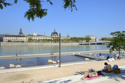 France, Rhône (69), Lyon, les berges du Rhône, le quai Victor Augagneur en premier plan, l'hôpital de l'Hôtel Dieu et la Basilique Notre Dame de Fourvière, site historique classé Patrimoine Mondial de l'UNESCO, en arrière plan