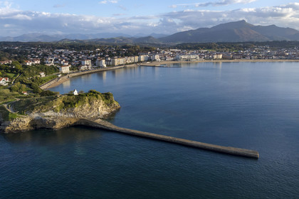 France, Pyrénées-Atlantiques (64), la côte du Pays-Basque, Saint-Jean-de-Luz, la digue de Sainte-Barbe à l'entrée de la baie de Saint-Jean-de-Luz, la Grande Plage et la montagne de La Rhune en arrière plan (vue aérienne)