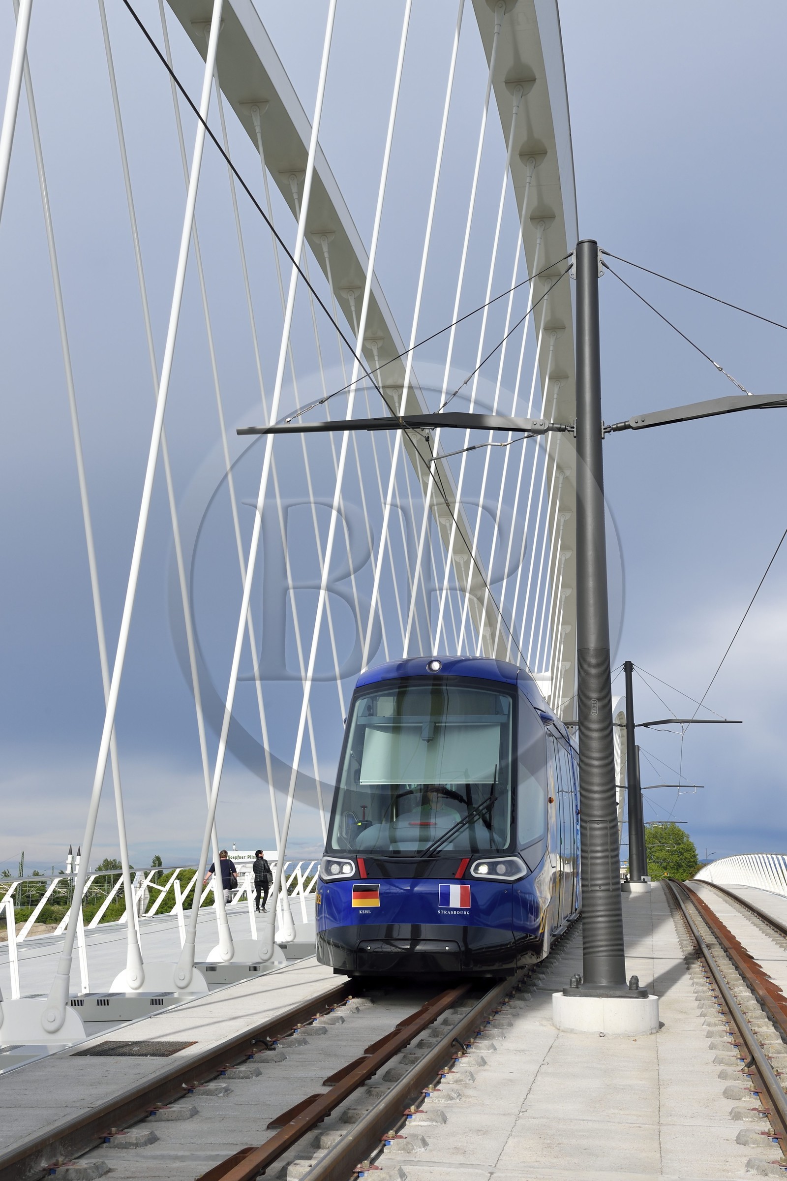 France, Bas-Rhin (67), Strasbourg, le pont piéton, vélo et du tram de la ligne D sur le Rhin reliant Strasbourg à Kehl en Allemagne inauguré le 28 avril 2017 appelé pont Beatus Rhenanus