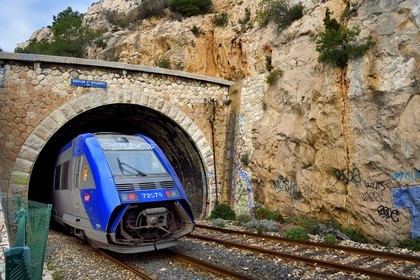 France, Bouches-du-Rhône (13), Le Rove vers Marseille, la Cote Bleue, randonnée de Niolon au Cap Méjean le long du Sentier des Douaniers qui longe la voie ferrée, entrée d'un tunnel ferroviaire du TER