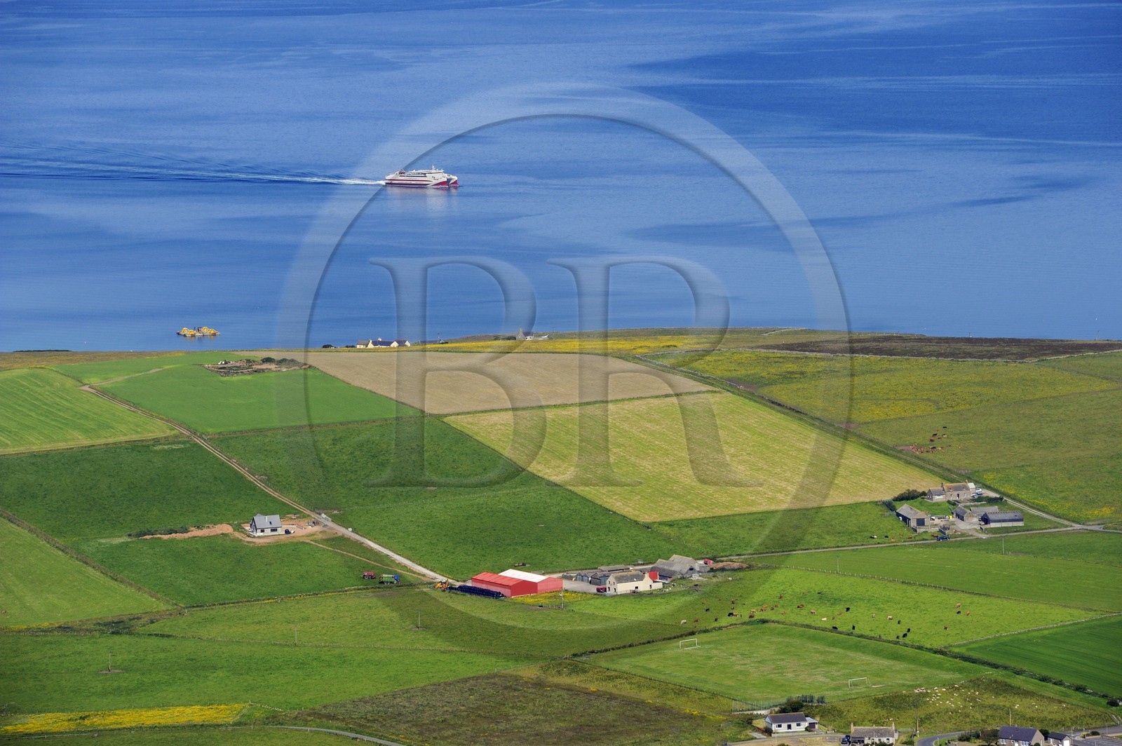 Royaume-Uni, Ecosse, Iles Orcades, Ile de South Ronaldsay, champs et fermes en bordure de mer  (vue aérienne)
