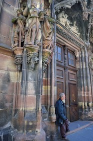 France, Bas-Rhin (67), Strasbourg, vieille ville classée au Patrimoine Mondial de l'UNESCO, la cathédrale Notre-Dame, portail de Saint-Laurent au transept nord avec l'adoration des Rois Mages du sculpteur Johan von Ach, mendiant attendant la sortie de la messe