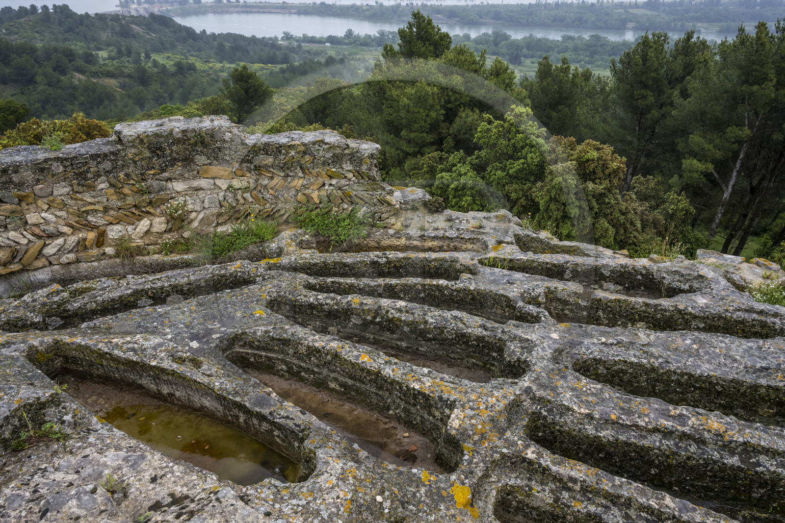 France, Gard (30), Beaucaire, abbaye troglodytique de Saint-Roman, nécropole sur le sommet accueillant des centaines de sépultures creusées dans le rocher