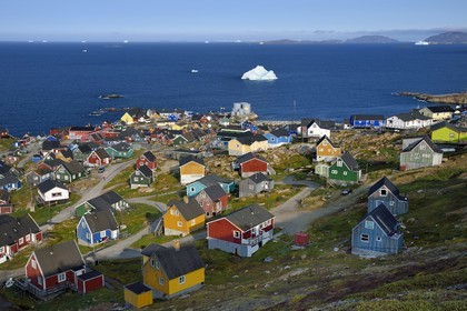 Groenland, cote ouest, baie de Baffin, la ville d'Upernavik et icebergs en arrière plan