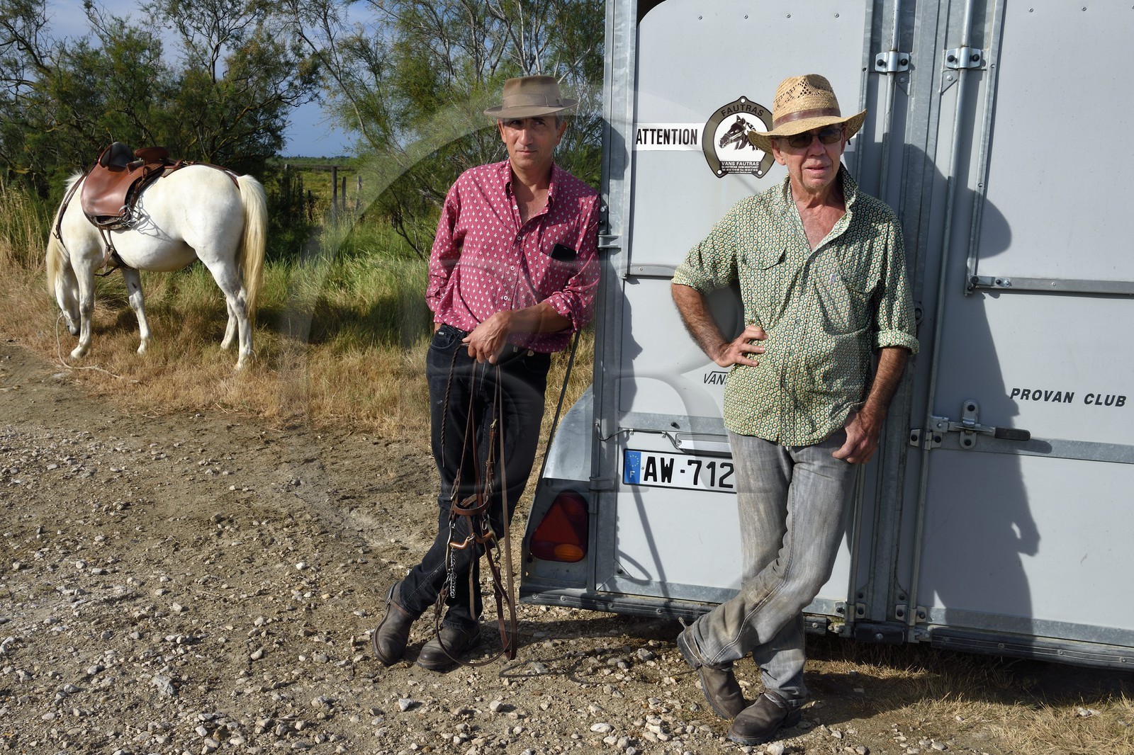 France, Bouches-du-Rhône (13), Parc naturel régional de Camargue, manade Jacques Mailhan, les gardians Christophe Prezet et Jean Marie Londez