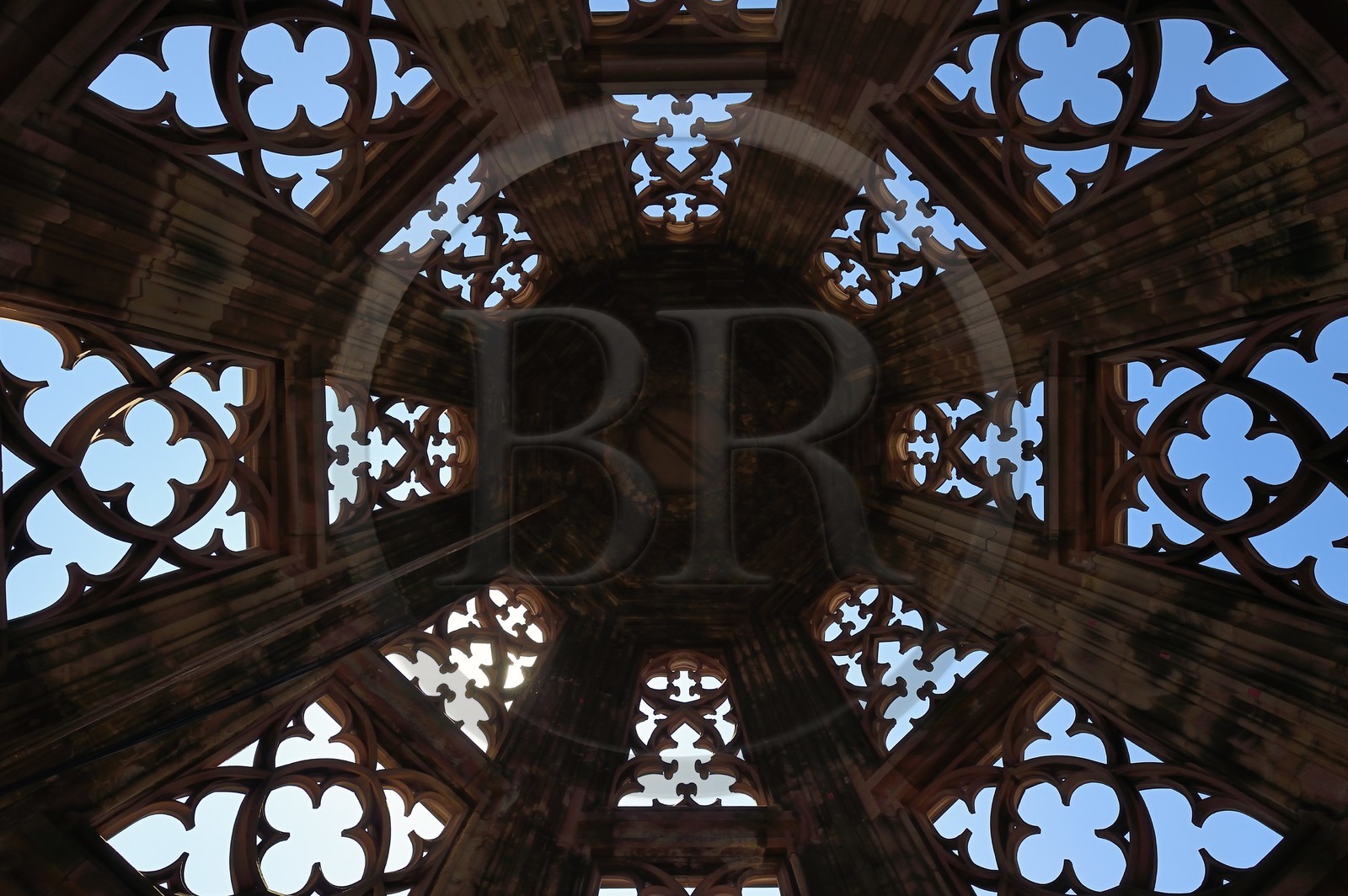 France, Bas-Rhin (67), Strasbourg, vieille ville classée au Patrimoine Mondial de l'UNESCO, la cathédrale Notre-Dame, vue de l'intérieur de la flèche depuis le haut de la tour octogonale (niveau 100m), elle est équipée de huit escaliers extérieurs cachés dans cette dentelle de pierre au dessin complexe de pyramide à huit pans