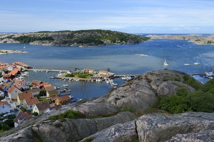 Sweden, Västra Götaland, Fjällbacka harbour, view from the top of the Vetterberget rock in the footsteps of Camilla Läckberg