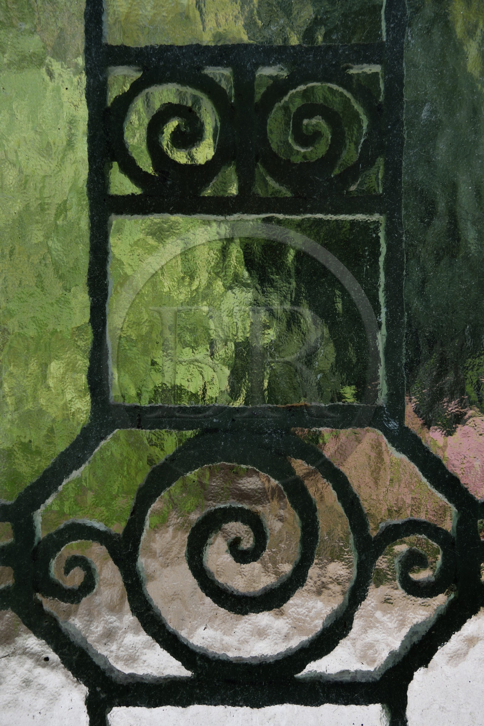 France, Seine-Maritime (76), Pays de Caux, Côte d'Albâtre, Etretat, la maison de Guy de Maupassant appelée La Guillette, grille de la porte d'entrée