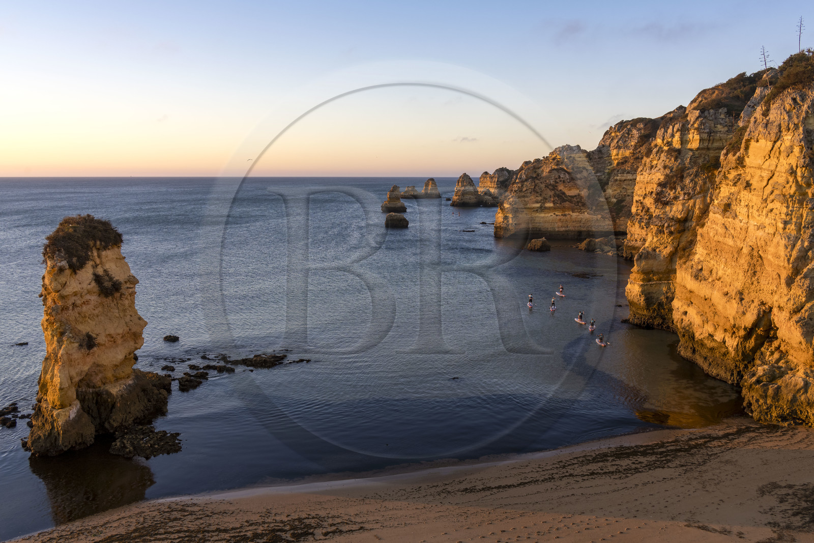Portugal, Algarve, Lagos, escursion en stand up paddle au lever de soleil depuis la plage de Praia Dona Ana bordée par des falaises escarpées