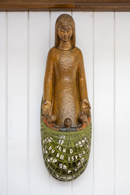 France, Finistère (29), Pays des Abers, Aber Wrac'h, Lannilis, le Moulin de l'Enfer, chantier naval de l'association AJD (association Amis de Jeudi-Dimanche) fondée par le Père Jaouen, la nouvelle goélette à trois mâts et hunier le Bel Espoir II à coque en acier dont le chantier est presque achevé, statue de la Vierge provenant du premier bateau