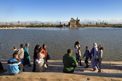Maroc, Haut-Atlas, Marrakech, ville impériale, La Menara classée Patrimoine Mondial de l'UNESCO, pavillon saâdien et bassin dans les jardins, l'Atlas enneigé en arrière plan