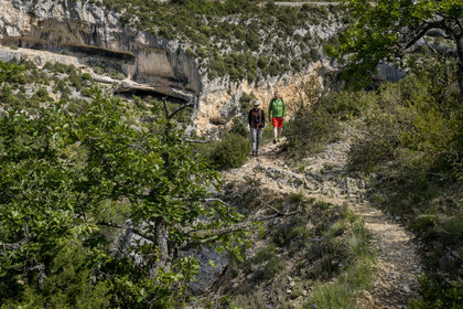 France, Vaucluse (84), Parc naturel régional du Mont Ventoux, Monieux, Gorges de La Nesque, randonneurs progressant sur un sentier sur les hauteurs face au barres rocheuses
