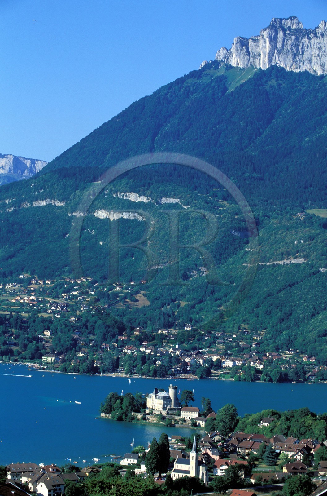 France, Haute-Savoie (74), Duingt, le château et le village depuis les hauteurs du lac d'Annecy