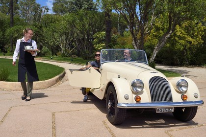 France, Alpes Maritimes (06), Saint-Jean-Cap-Ferrat, Grand-Hotel du Cap-Ferrat, palace 5 étoiles du groupe Four Seasons Hotel, arrivée de clients en Morgan Roadster 4 4