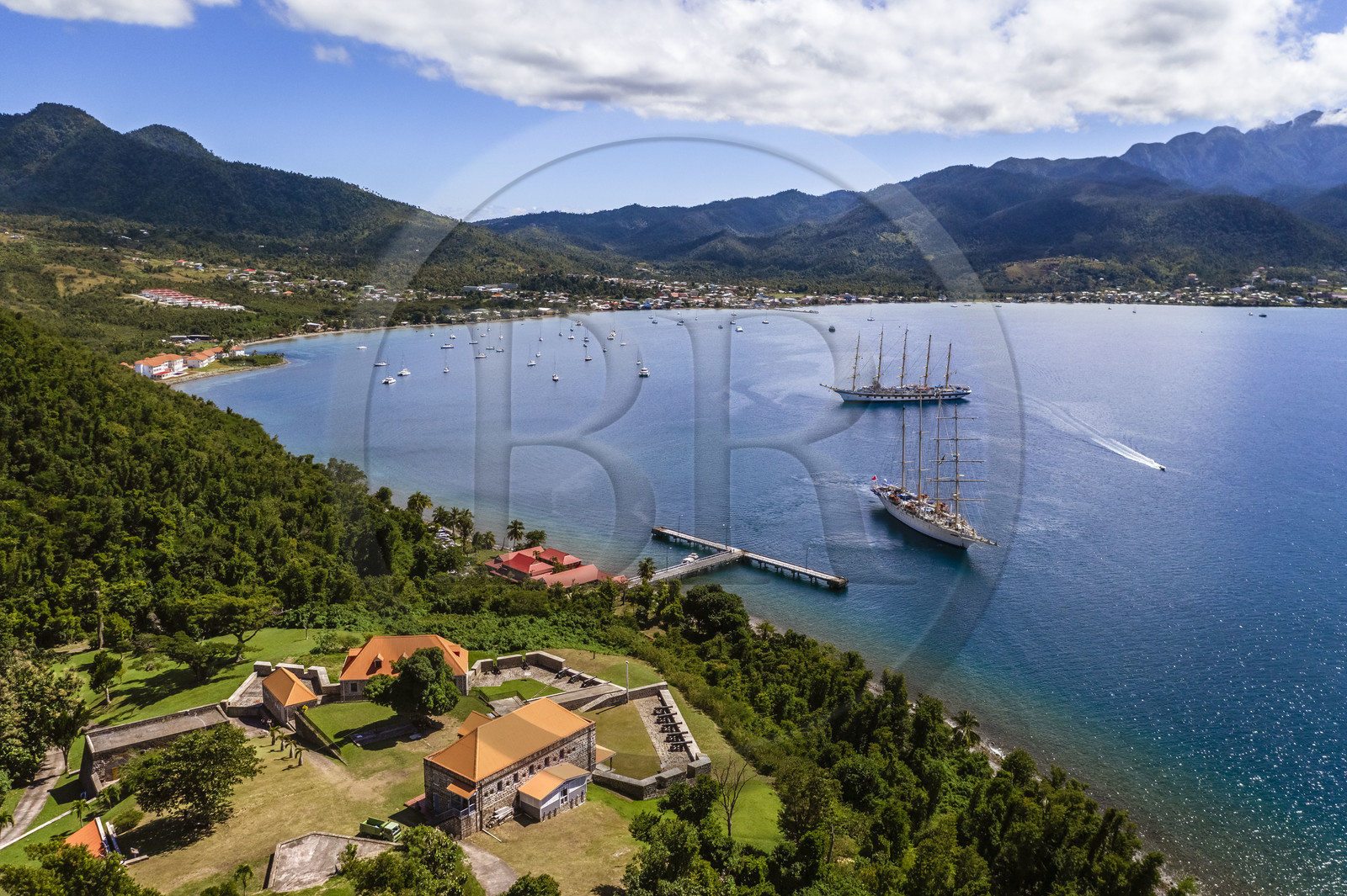 Caraïbes, Ile de la Dominique, Portsmouth, Parc national des Cabrits, Fort Shirley, fort britannique du XVIIIe siècle, le Royal Clipper et le Star Flyer de la compagnie Star Clipper dans la baie de Prince Rupert  (vue aérienne)